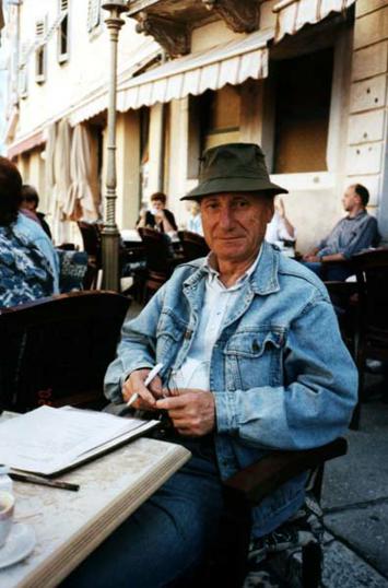 Antonio Pauletich u rovinjskoj kavani Batana u vrijeme razgovora za Personalni arhiv MDC-a; snimljeno 25. svibnja 2002., snimila Jozefina Dautbegović
