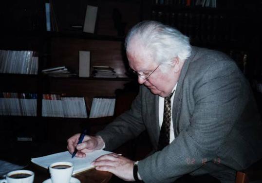Branko Hećimović, voditelj Muzejske kazališne zbirke popunjava upitnik Personalnog arhiva MDC-a; snimljeno 13. prosinca 2002., snimila Jozefina Dautbegović