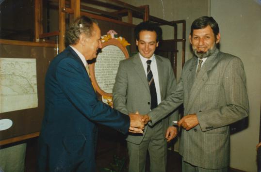 Boris Prister u društvu kolega (Berislav Brajković i Janko Jeličić) na otvorenju izložbe u Muzeju za umjetnost i obrt, oko 1985. g.