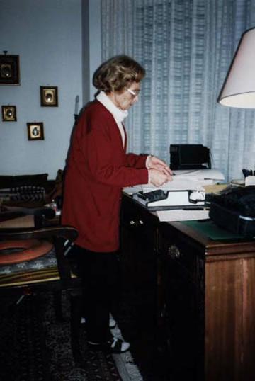 Doris Baričević iz pisaćeg stroja vadi stranicu teksta na kojemu upravo radi; snimljeno 13. veljače 2003., snimila Jozefina Dautbegović