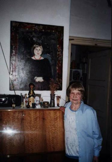Đurđica Cvitanović u svome domu ispod svog portreta  koji je izradila Alma Orlić; snimljeno 3. ožujka 2003., snimila Jozefina Dautbegović
