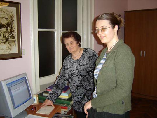 Dvije generacije i dvije Dubravke na istom poslu; Dubravka Sokač- Štimac i Dubravka Matoković pripremaju novi privremeni postav  u Gradskome muzeju Požega; snimljeno 22. veljače 2006.
snimila Jozefina Dautbegović