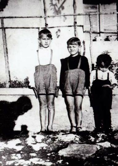 Josip Diminić u rodnom selu Diminići (kod Labina) kao četverogodišnji dječak (prvi s desna, gleda u dlan); snimljeno 1941.