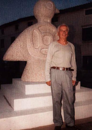 Josip Diminić u Labinu snimljen pokraj svoje skulpture Kamena ptica; snimljeno 2003.