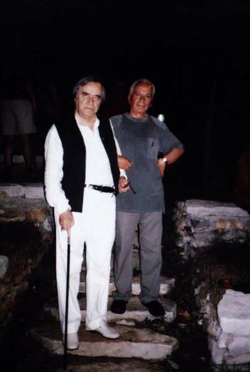 Dva kipara; Dušan Džamonja i Josip Diminić u amfiteatru koji je izradio J. Diminić snimljeni u vrijeme svečanog zatvaranja 31. mediteranskog   kiparskog simpozija i otvaranja dionice Bijele ceste koju je radio D. Džamonja u Dubrovi (kod Labina); snimljeno 18. listopada 2003., snimila Jozefina Dautbegović