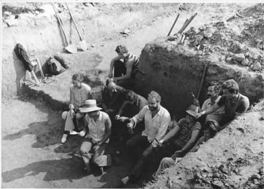 KSenija Vinski-Gasparini i suradnici na arheološkom terenu u Goričanu, 1974. godina