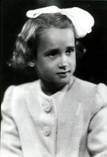 Lucija Aleksić kao petogodišnja dvojčica; snimljeno 1945.