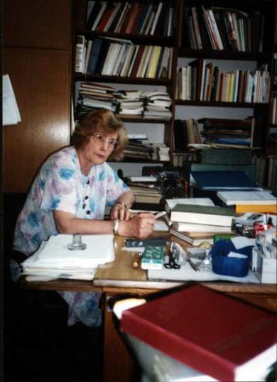 Lucija Benyovsky popunjava upitnik za Personalni arhiv MDC-a; snimljeno 20. lipnja 2002., snimila Jozefina Dautbegović