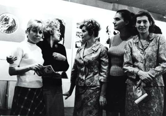 Otvorenje izložbe o Georgiju Dimitrovu u Muzeju revolucije naroda Hrvatske 11. srpnja 1972.; s desna Lucija Benyovsky, kustosica, Olga Rožer Bujas (fotografkinja), Katarina Babić, kustosica, Ksenija Dešković, kustosica, Marija Biljan (pravnica)
