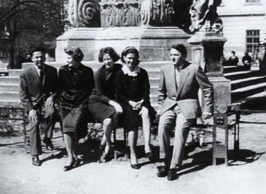 Osječki muzealci na trgu u Tvrđi; s lijeva Mirko Bulat, Marija Malbaša, Ida Horvat, Milka Eklić i Milenko Patković; snimljeno 1960.