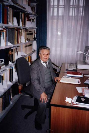 Mirko Bulat za svojim (bivšim) radnim stolom u Muzeju Slavonije Osijek; snimljeno 21. listopada 2004., snimila Jozefina Dautbegović
