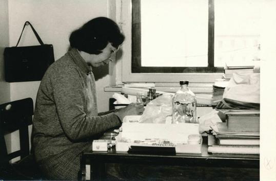Mirjana Legac u svom uredu u Prirodoslovnom muzeju Rijeka, rujan 1978.