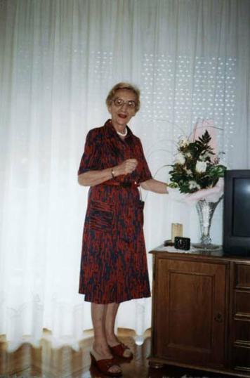 Nada Gjetvaj snimljena u svome stanu pokraj buketa cvijeća koji je dobila od MDC-a; snimljeno 30. lipnja 2003., snimila Jozefina Dautbegović