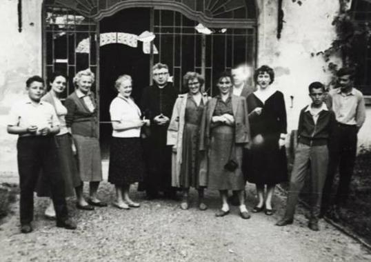  Nada Gjetvaj s muzealcima u Đakovu prisustvuje ophodu Ljelja u Gorjanima, snimljeno 1958.