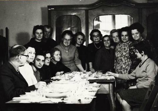Nada Gjetvaj  (treća s lijeva) s kolegama, djelatnicima Etnografskoga muzeja u Zagrebu; snimljeno 8. ožujka 1968.