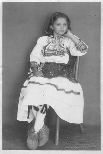 Nada Majanović u dobi od 10 godina, u narodnoj nošnji; snimljeno 1938.