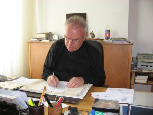 Pavao Kero u svome uredu za vrijeme razgovora za Personalni arhiv MDC-a; snimljeno 26. svibanja 2009., snimila Iva Validžija