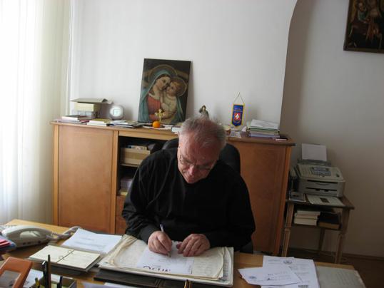 Pavao Kero u svome uredu za vrijeme razgovora za Personalni arhiv MDC-a; snimljeno 26. svibanja 2009., snimila Iva Validžija