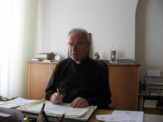 Pavao Kero u svome uredu za vrijeme razgovora za Personalni arhiv MDC-a; snimljeno 26. svibanja 2009., snimila Iva Validžija