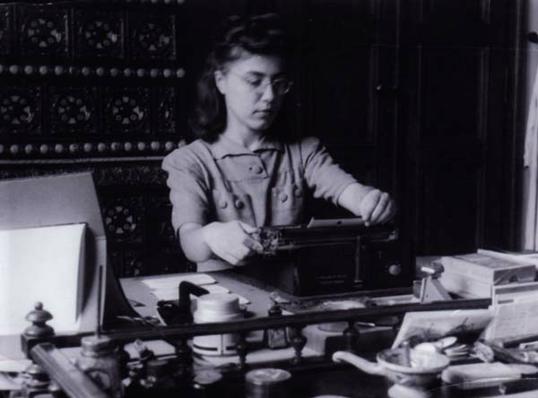 Renata Gotthardi na radnoj obvezi u Muzeju za umjetnost i obrt; snimljeno u Zagrebu, veljače, 1943.