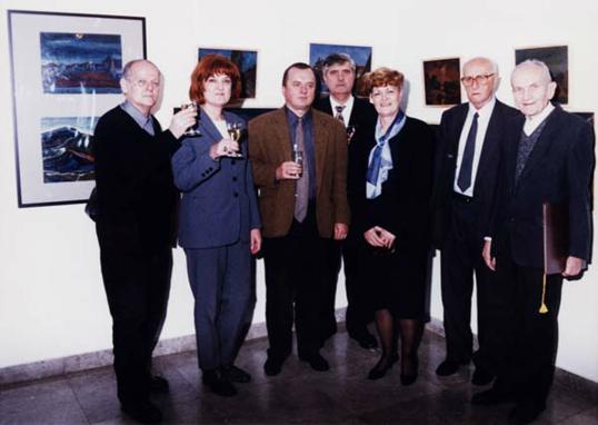Kolektiv Galerije umjetnina Osijek u društvu s umirovljenim ravnateljem Stjepanom Brlošićem; s lijeva Predrag Goll, Branka Balen, a sasvim desno Stjepan Brlošić (nije datirano)