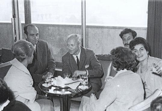 Članovi komiteta za lokalne muzeje ICOM- a u Zagrebu 1960. uz piće u kavani Neboder; s lijeva Vera Kružić Uchytil, Stanko  Staničić, kolega iz Norveške, Fedor Moačanin, Sanja Lazarević, Marthe Benoit d'Azy v. Moltke, članica izvršnog odbora ICOM-a.