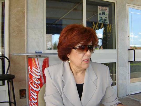 Na kavi sa Snježanom Tonković o obližnjem kafeu u Imotskom; snimljeno 14. lipnja 2006., snimila Jozefina Dautbegović