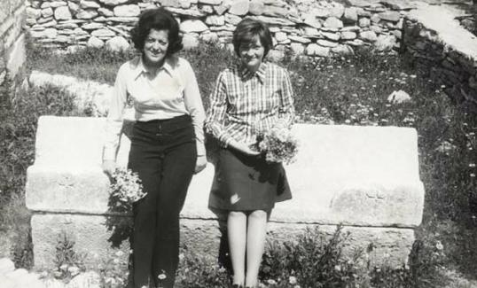 Snježana Tonković (lijevo) s prijateljicom naslonjene na stećak; snimljeno travnja 1972. kod Imotskog