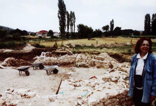 Snježana Tonković na arheološkome nalazištu u Prološcu, crkva sv. Mihovila; snimljeno lipnja 1997.
