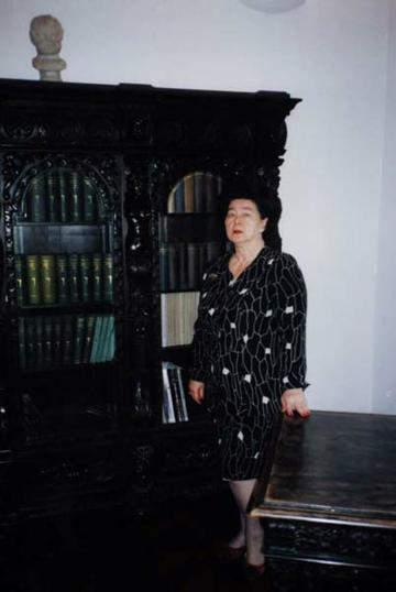 Vesna Girardi-Jurkić pored vitrine s knjigama, u salonu Arheološkog muzeja u Zagrebu; snimljeno 11. travnja 2003., snimila Jozefina Dautbegović