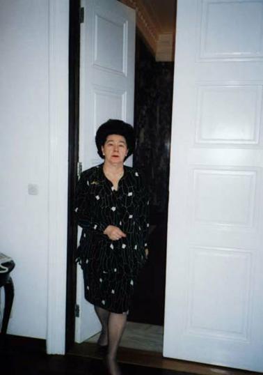 Vesna Girardi-Jurkić ulazi u salon Arheološkog muzeja u Zagrebu; snimljeno 11. travnja 2003., snimila Jozefina Dautbegović