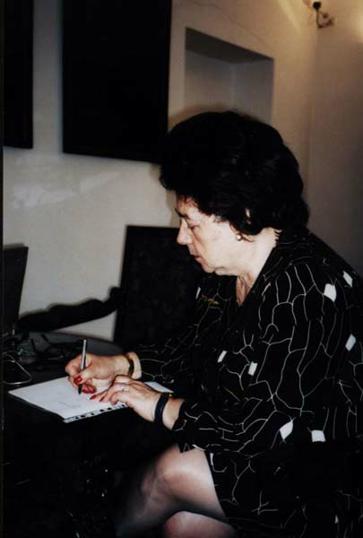 Vesna Girardi-Jurkić popunjava upitnik za Personalni arhiv MDC-a; snimljeno 11. travnja 2003., snimila Jozefina Dautbegović