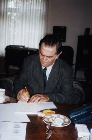Vladimir Maleković piše posvetu Jozefini Dautbegović na svojoj knjizi pjesama 