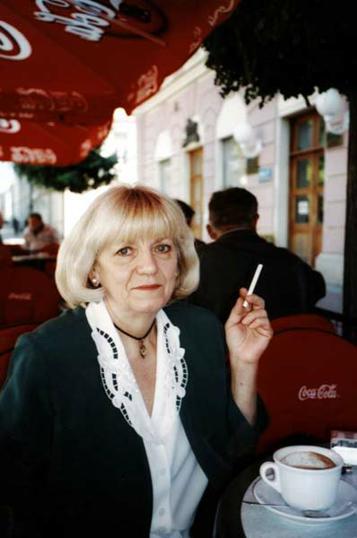Valerija Mrkobrad na pauzi uz kavu u obližnjem kafiću u Bjelovaru; snimljeno 15. rujna 2003., snimila Jozefina Dautbegović