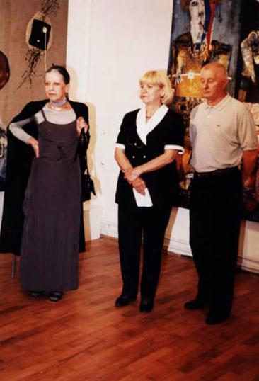Valerija Mrkobrad (desno) na otvorenju izložbe Nives Kavurić Kurtović (lijevo) u Gradskome muzeju Bjelovar, snimljeno 2002.