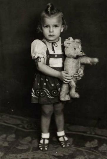 Valerija Mrkobrad u dobi od tri godine; snimljeno 1944.
