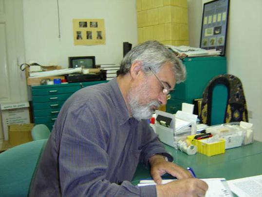 Vladimir Zebec popunjava upitnik za Personalni arhiv MDC-a; snimljeno 29. svibnja 2007., snimila Jozefina Dautbegović