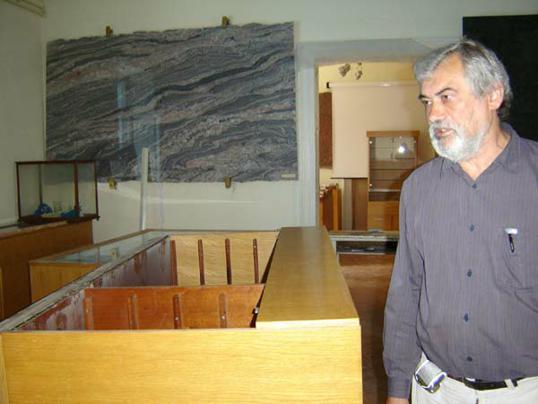 Vladimir Zebec u dijelu prostora (koji se preuređuje) predviđenog za stalni postav Mineraloško-pterografske zbirke HPM-a; snimljeno 29. svibnja 2007., snimila Jozefina Dautbegović