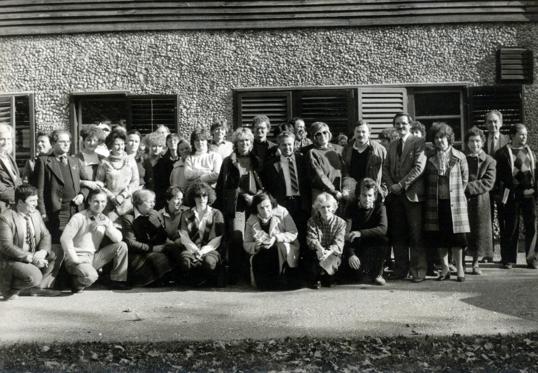 Planinarski dom Kamenitovac, studeni 1984.g. Vladimir Kalšan stoji, peti s desne strane.